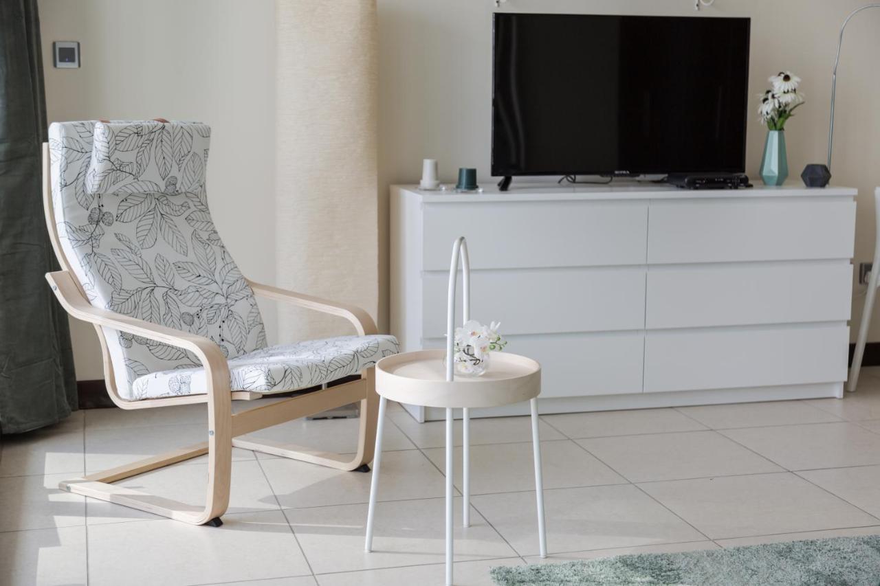Higuests - Cozy Studio With Panoramic Views On The Lake Apartman Dubaj Kültér fotó